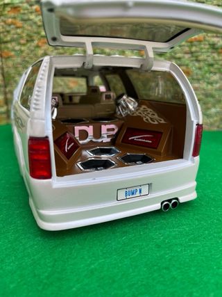 Chevrolet Suburban – Dub City / Jada Toys – 1.18