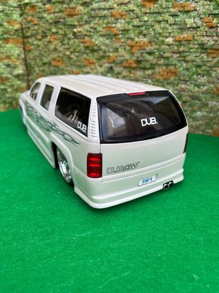 Chevrolet Suburban – Dub City / Jada Toys – 1.18