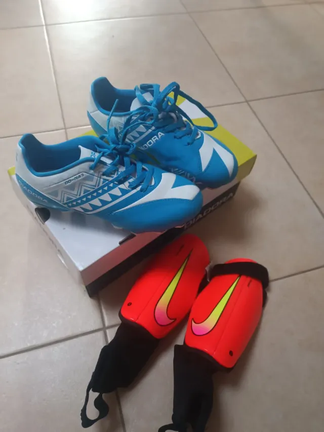 Botas fútbol Diadora Talla 33.5 + Espinilleras