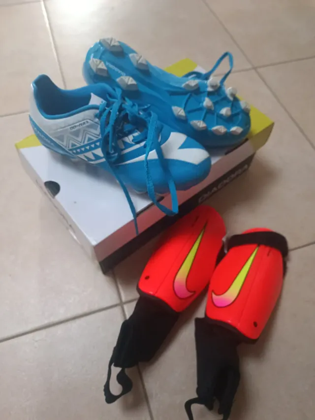 Botas fútbol Diadora Talla 33.5 + Espinilleras