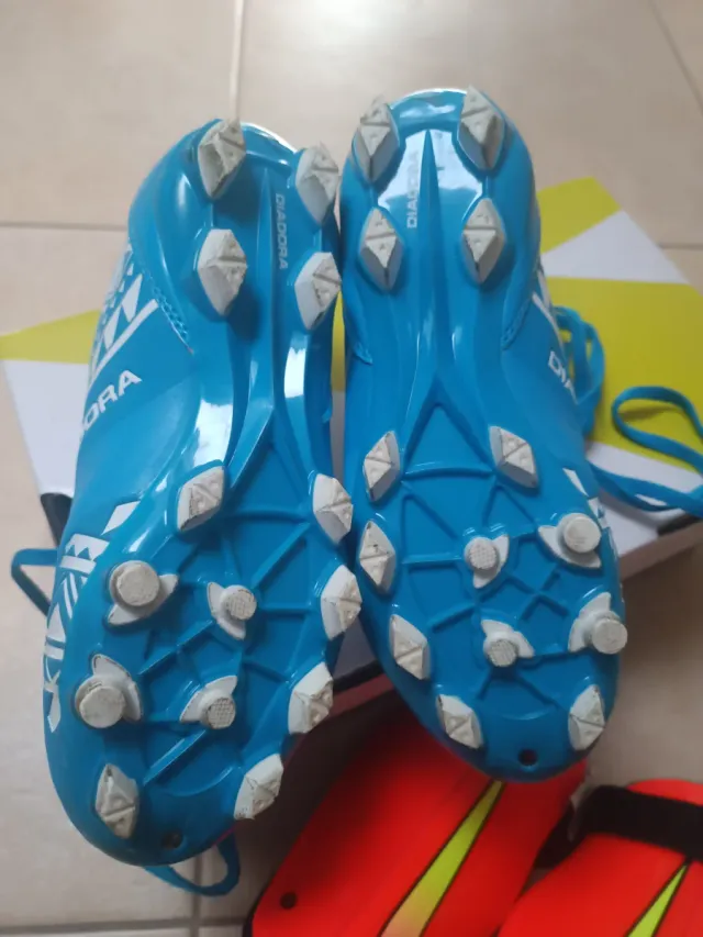 Botas fútbol Diadora Talla 33.5 + Espinilleras