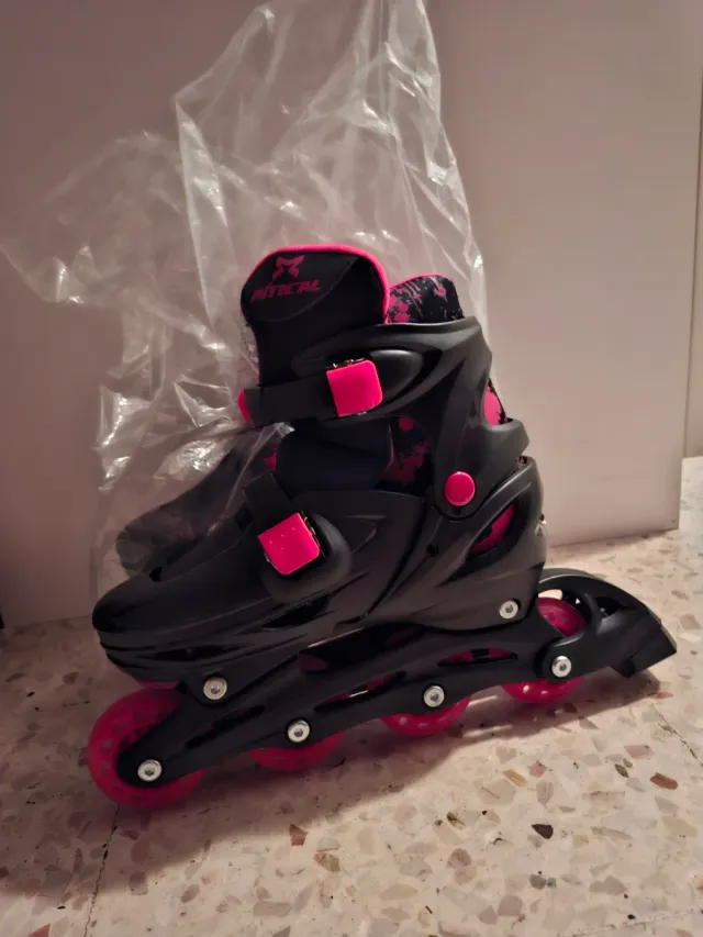 Patines en línea negros y rosas
