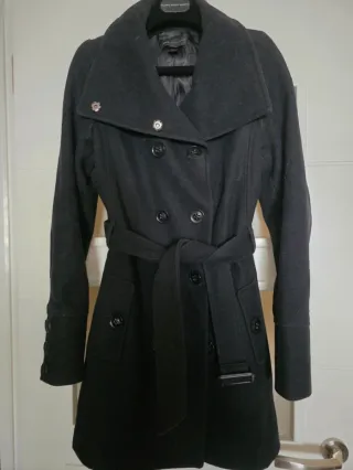 Abrigo negro elegante con cinturón