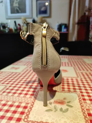 Zapatos de tacón beige y dorado