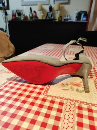 Zapatos de tacón beige y dorado