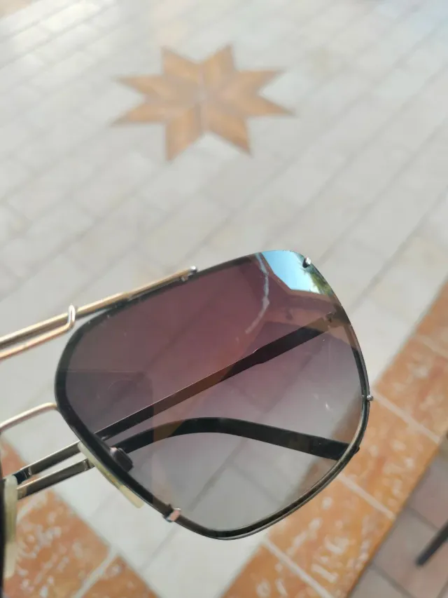 Occhiali da sole neri e argento