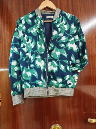 Chaqueta bomber floral azul y verde