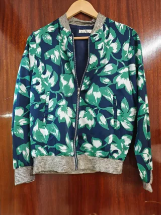 Chaqueta bomber floral azul y verde