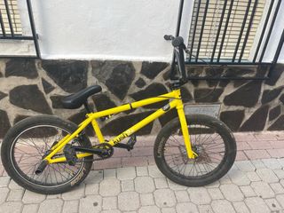 Bicicletta BMX gialla
