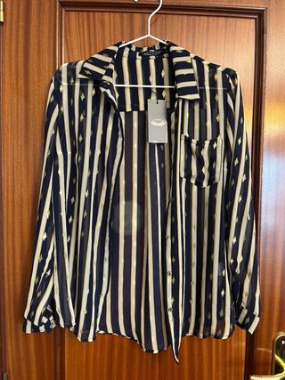 Blusa semitransparente con rombos dorados