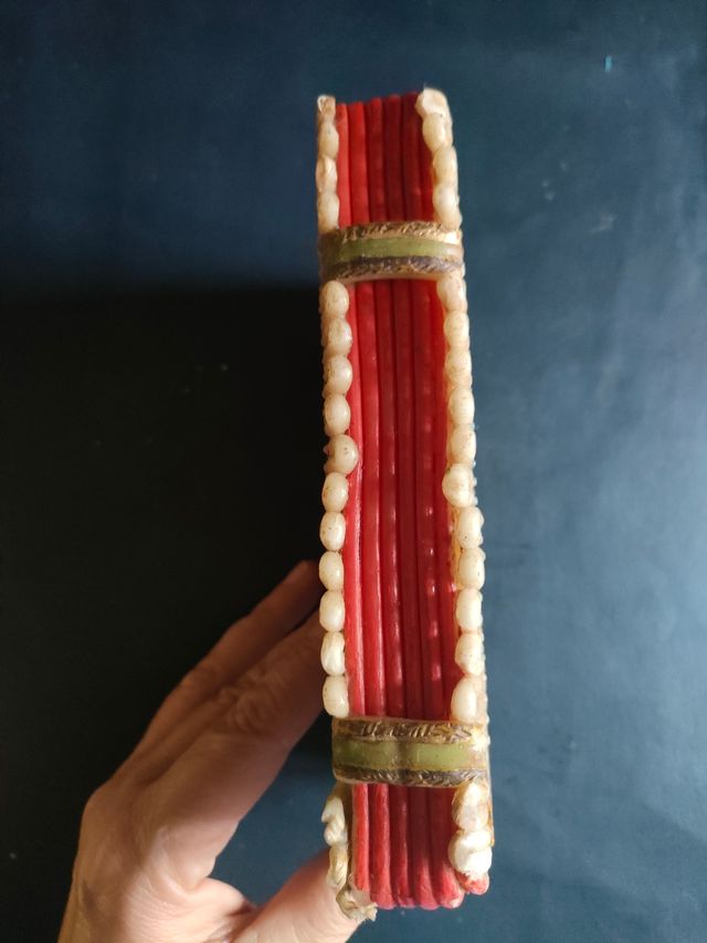 Antico libro in cera policroma