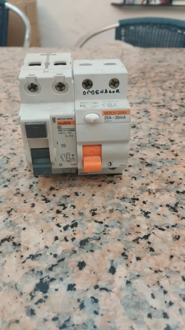 2 Interruptores Diferenciales Merlin Gerin