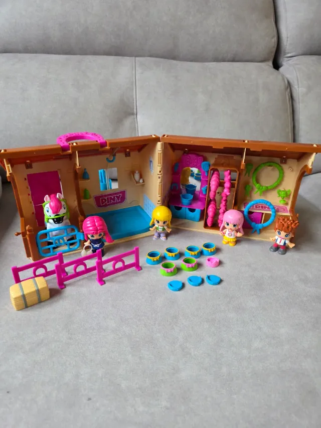 Establo Pinypon con figuras y accesorios
