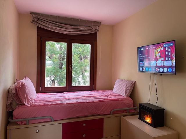 Habitación con piscina TV y Wi-Fi casa compartida