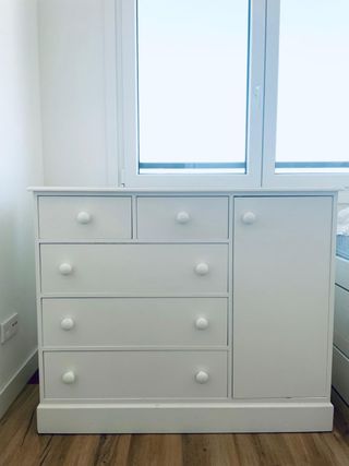 Cassettiera in legno bianco