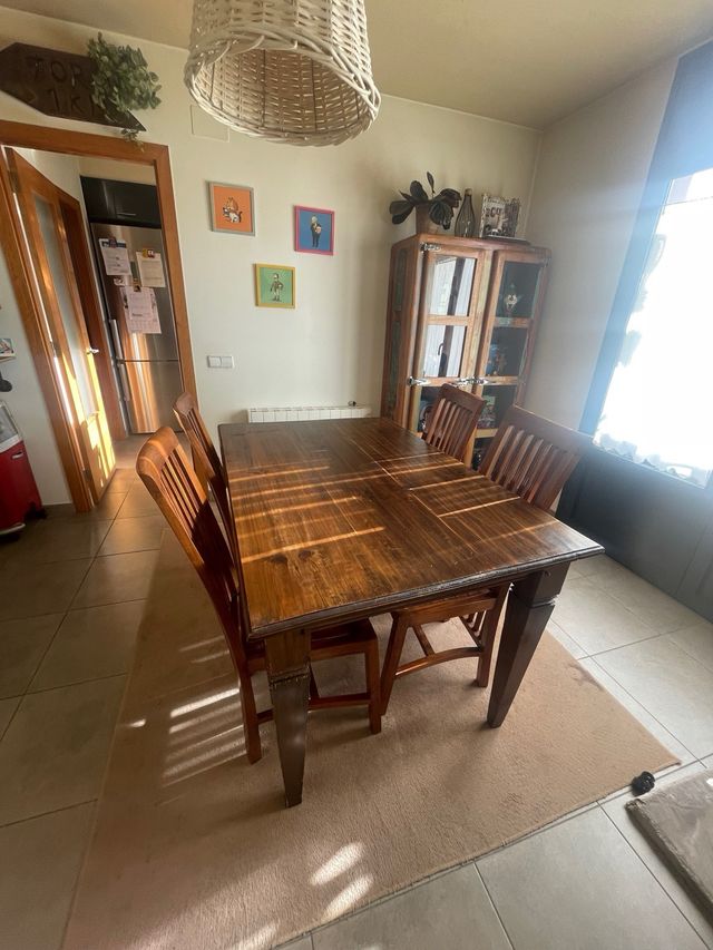 Mesa comedor y 4 sillas madera maciza