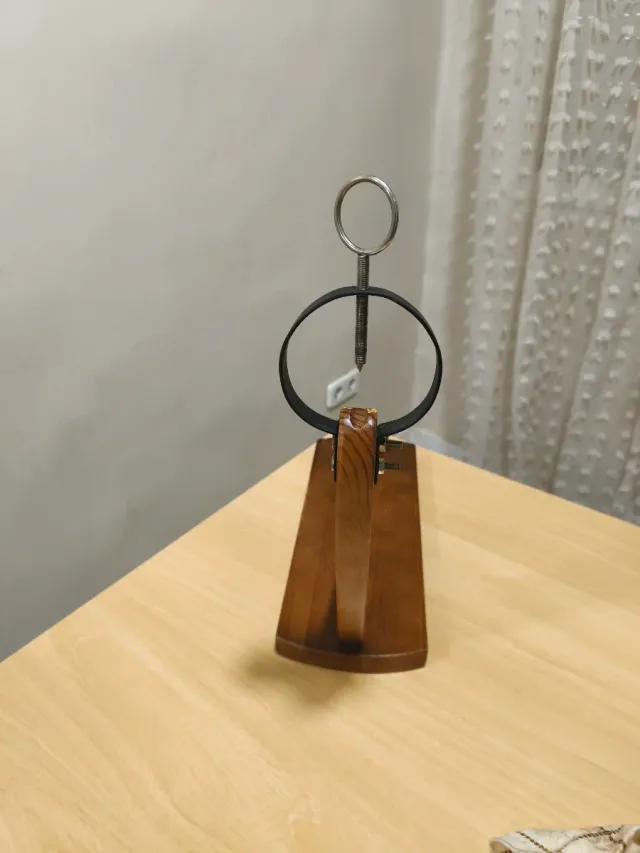 Jamonero de madera y acero