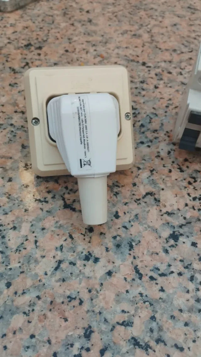 Clavija y toma de corriente 25A