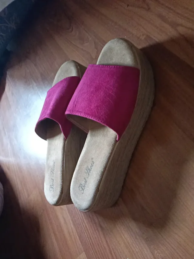 Sandalias cuña fucsia y beige