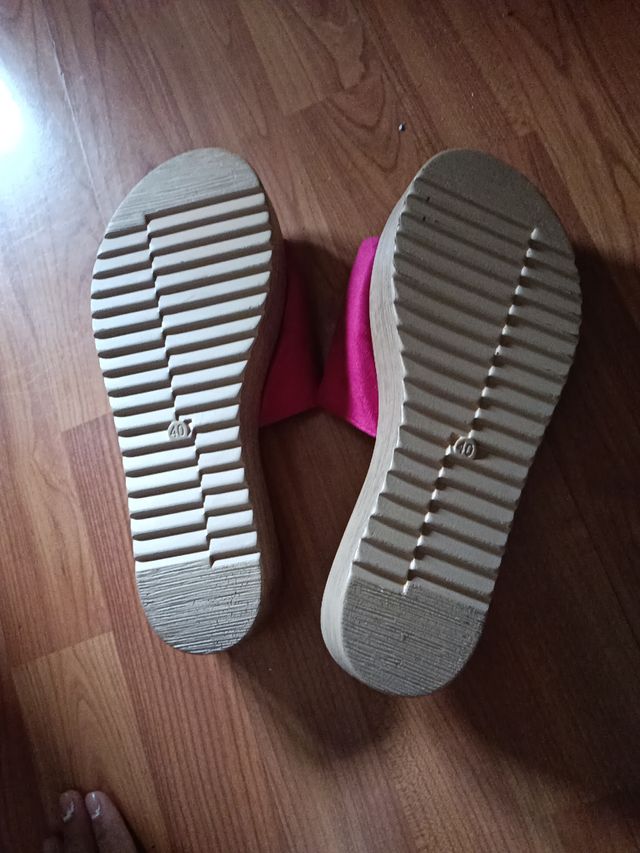 Sandalias cuña fucsia y beige