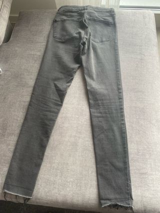 Pantalones vaqueros grises mujer rotos