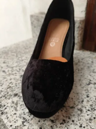 Zapato negro de terciopelo