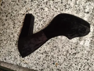 Zapato negro de terciopelo