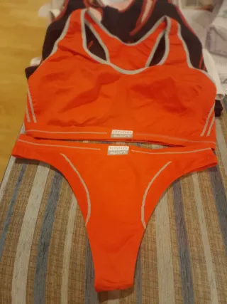 Conjunto deportivo top y tanga rojo