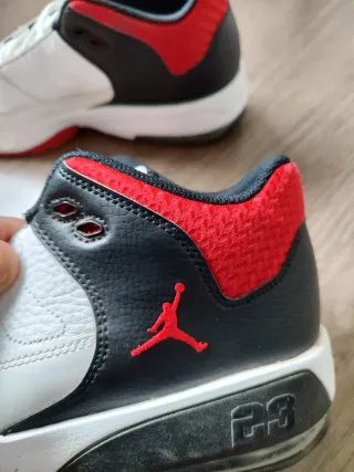 Scarpe Jordan nere, rosse e bianche