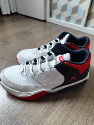 Scarpe Jordan nere, rosse e bianche