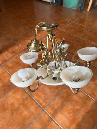 Lámpara de época dorada y blanca