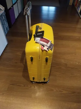 Maleta 60cm sin estrenar con ruedas