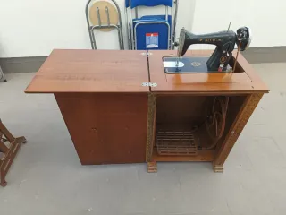 Máquina de coser Alfa antigua.
