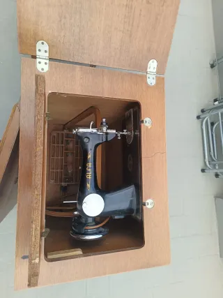 Máquina de coser Alfa antigua.