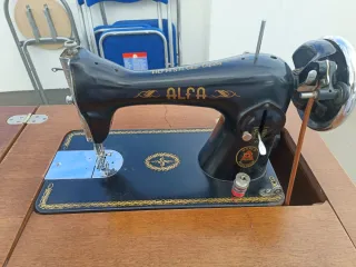 Máquina de coser Alfa antigua.