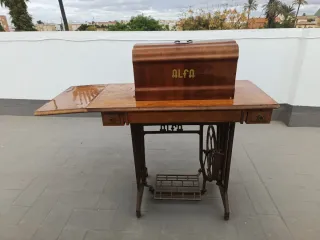 Máquina de coser Alfa antigua.