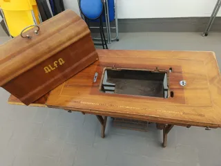 Máquina de coser Alfa antigua.