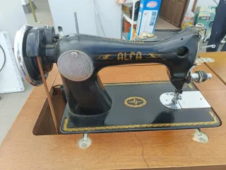 Máquina de coser Alfa antigua.