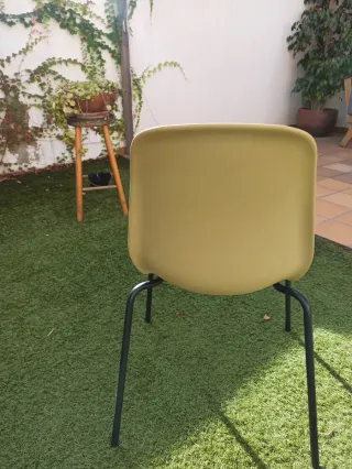 4 Sillas LEIFARNE verde oliva y estructura negra.