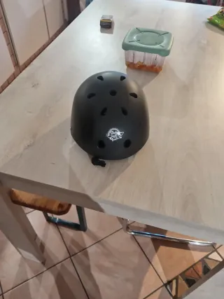 Caschetto skateboard nero