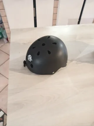 Caschetto skateboard nero
