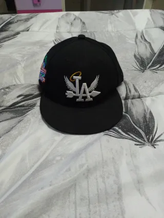 Cappello nero LA con dettagli multicolor