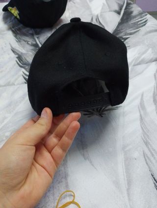 Cappello nero LA con dettagli multicolor