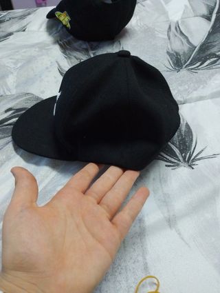 Cappello nero LA con dettagli multicolor