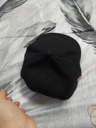 Cappello nero LA con dettagli multicolor