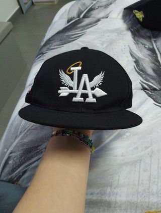 Cappello nero LA con dettagli multicolor