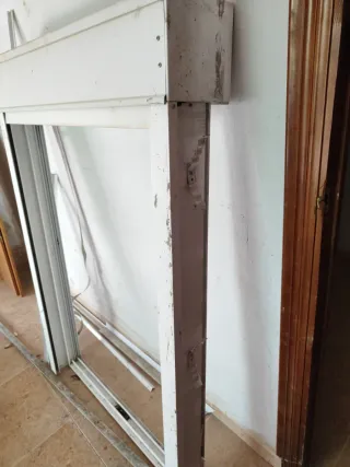 Ventana con persiana blanca