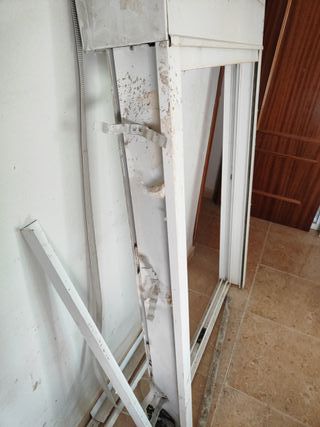 Ventana con persiana blanca