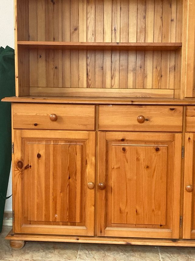 Aparador Alto de Pino con Vitrina