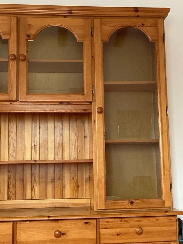 Aparador Alto de Pino con Vitrina